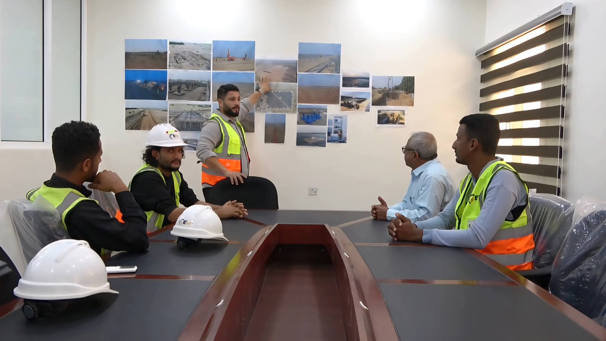 القاضي يشيد بجهود تحقيق 95% من نسبة الإنجاز في مشروعَي محطتَي الطاقة الشمسية بحيس والخوخة