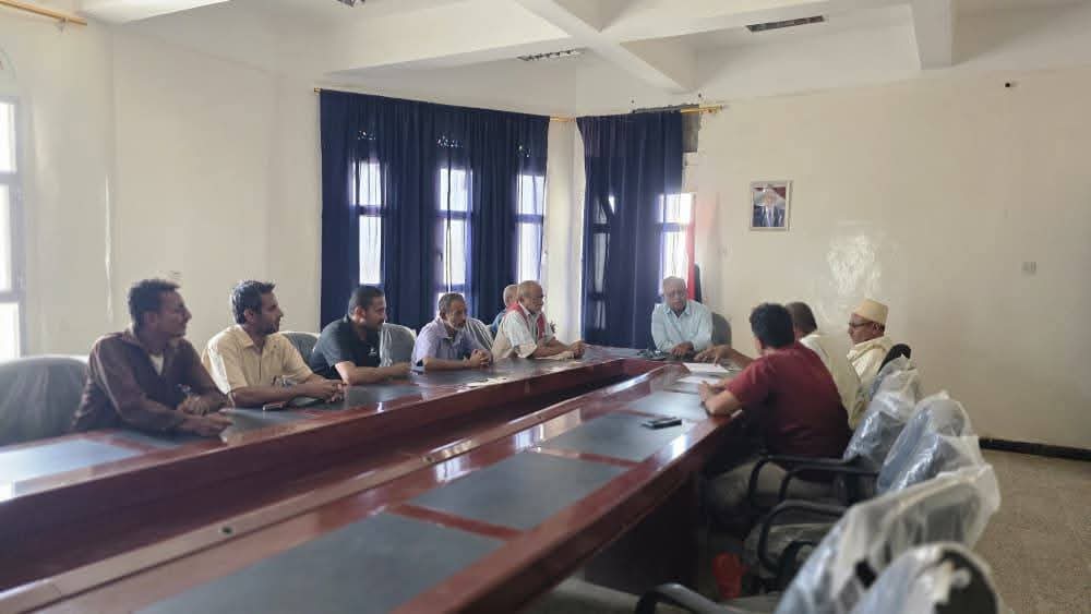 مطهر يناقش مع فريق نادي السمسم التحضيرات لإقامة فعاليات النسخة الثالثة بمديرية حيس