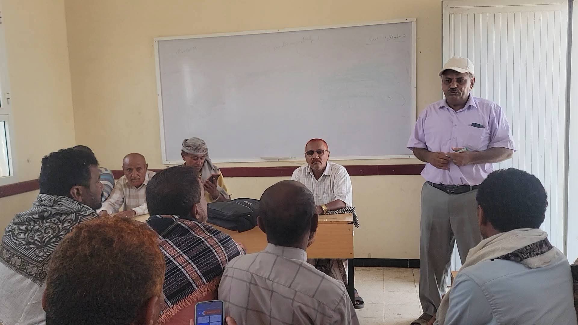 حمنه يبحث مع مزارعي الخوخة تنظيم التسويق وتاسيس جمعية زراعية مستدامة