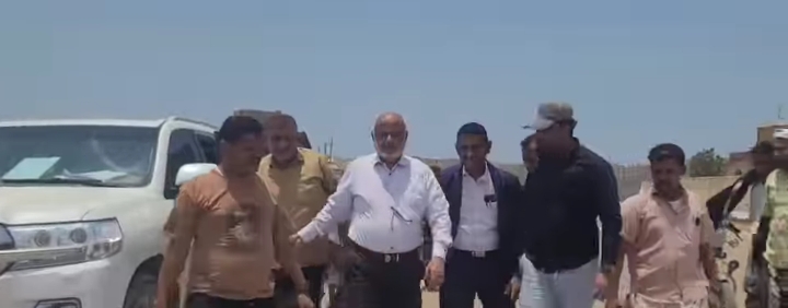 محافظ الحديدة يزور قبري الفقيد حجري والشهيد بري ويشيد بمآثرهما البطولية الوطنية